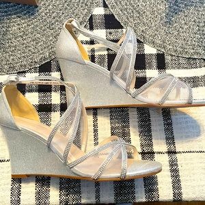 EUC David’s Bridal Silver Wedding Wedges 💎
